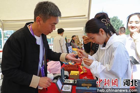 市民现场体验非遗手工。 熊华明 摄