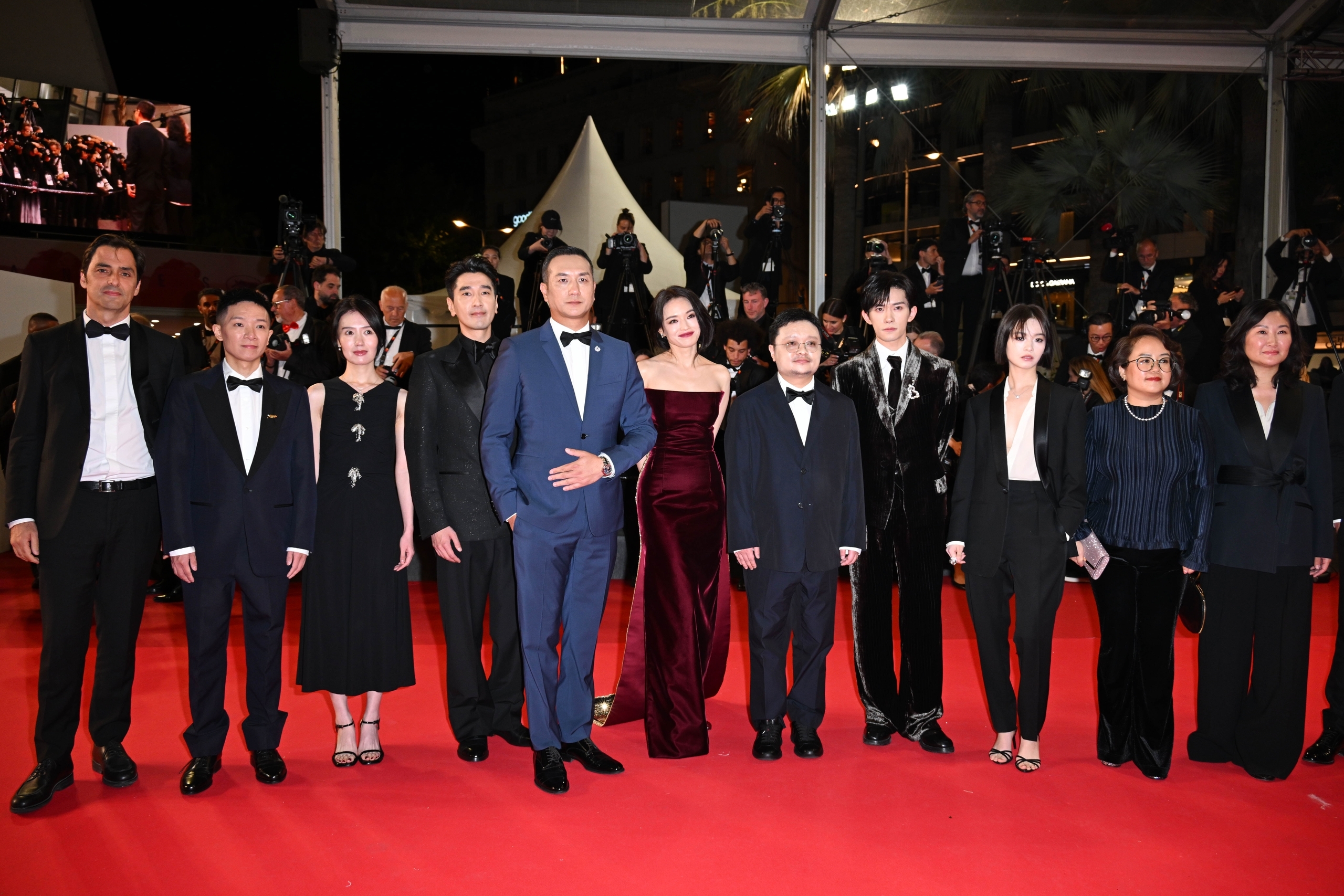 第78届戛纳电影节（the 78th Cannes Film Festival），舒淇（Shu Qi）、易烊千玺（Jackson Yee）、毕赣（Gan Bi）、 赵又廷、李庚希、黄觉等主创亮相主竞赛单元影片《狂野时代》（Resurrection）首映红毯。