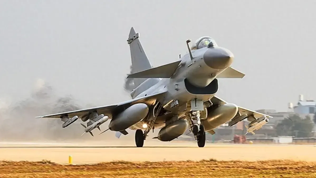 卫星图观欧亚两场航展明星军售产品，中国歼-10CE战机吸引世界关注