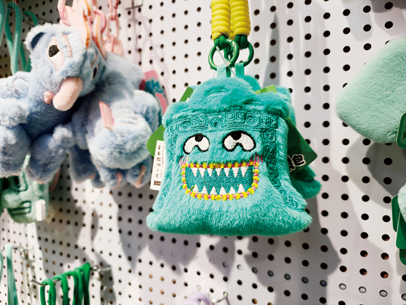 以青铜器为原型的毛绒玩具憨态可掬、惹人喜爱。