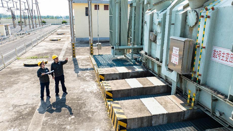 运维人员开展高温特巡，保障设备安全运行。（杨战营）