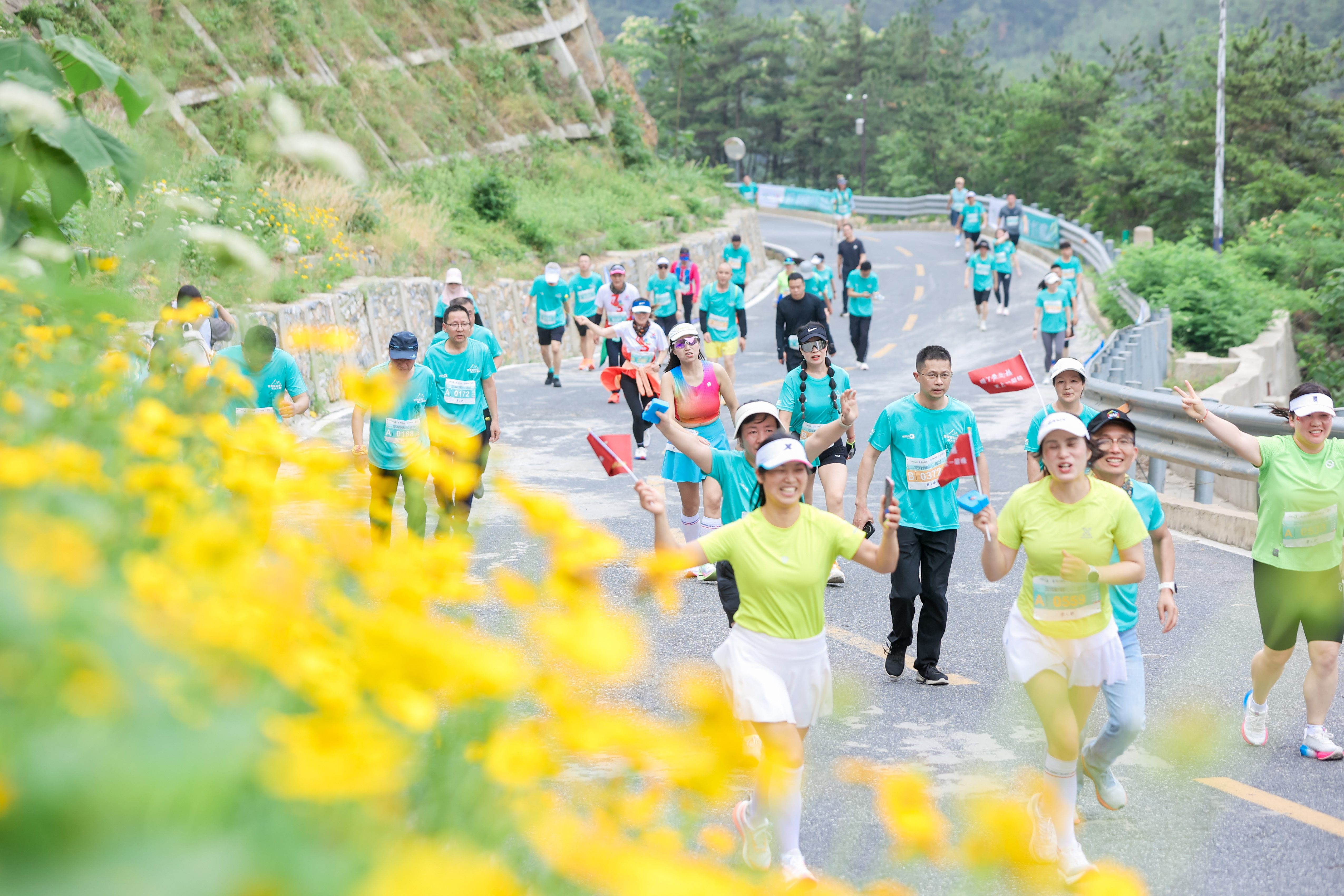 万人竞逐勇攀双峰之巅 2025湖北孝感双峰山登山大会开赛