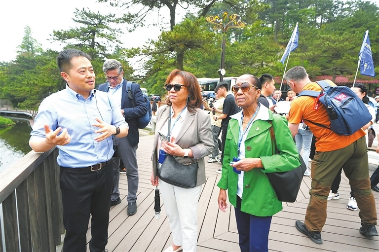 参访如画江西 六国驻华外交官一览“庐山真面目”