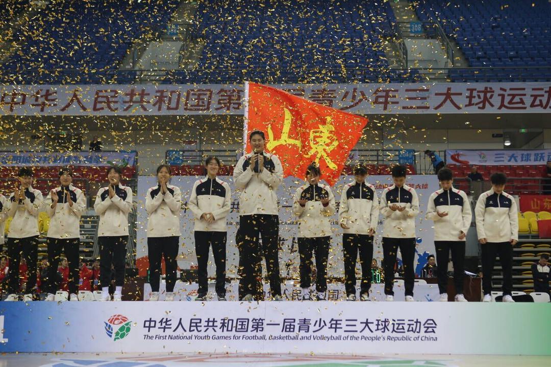 张子宇（中）