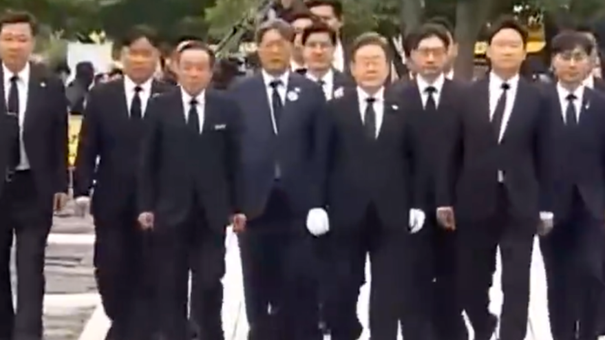 韩媒：李在明含泪祭拜卢武铉，誓言要继承其遗志