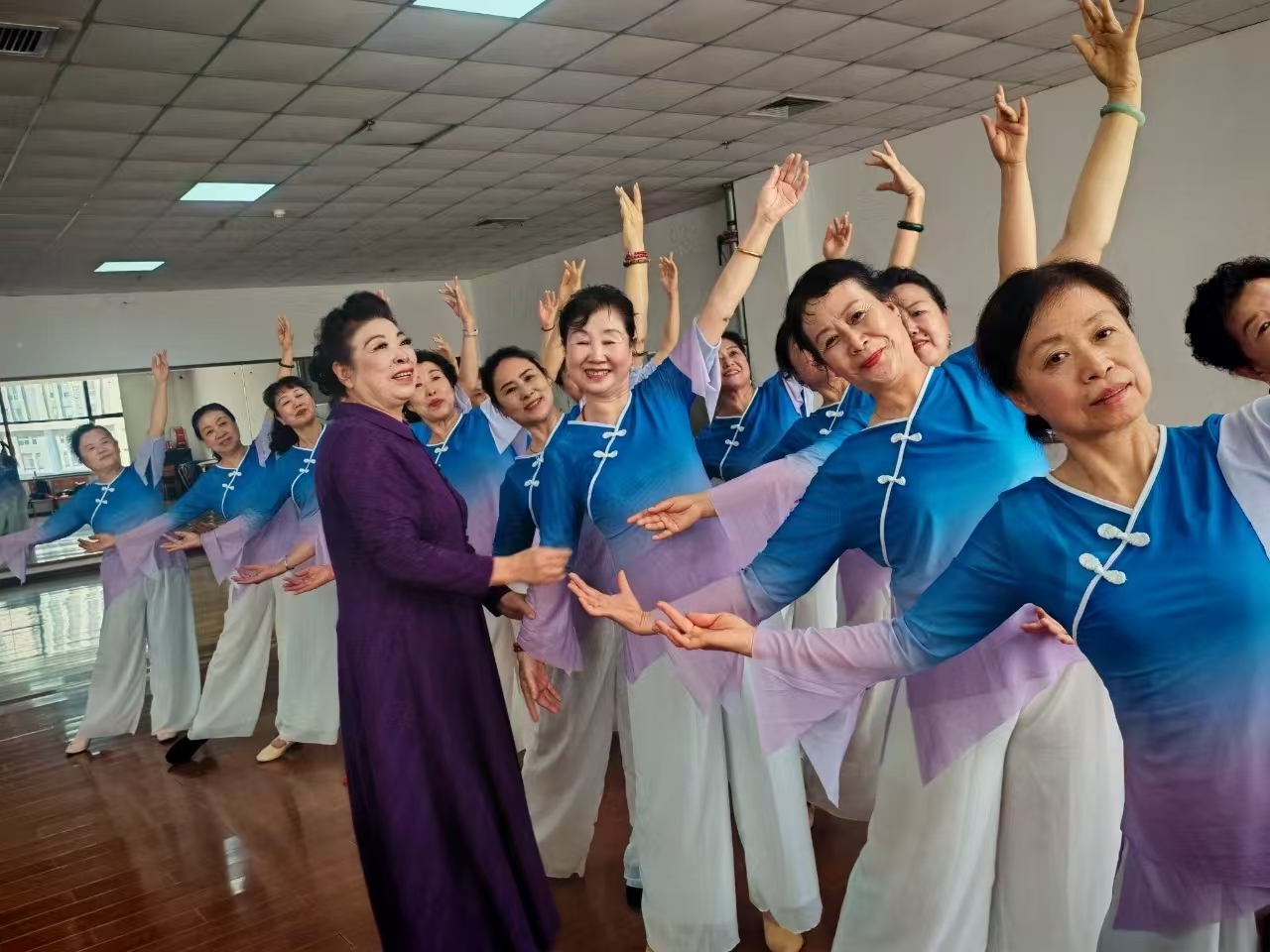 青岛乡里乡亲 | 文艺之花绽放乡野：李永菊与阳光姐妹艺术团的乡风文明实践