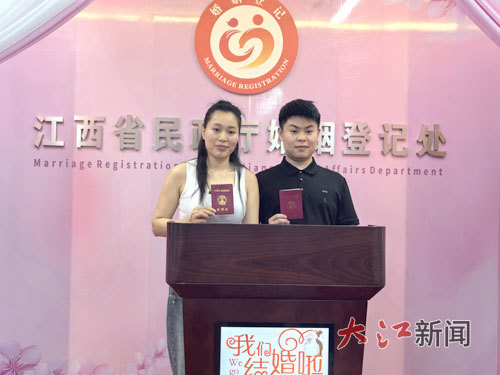 来自吉安的聂先生与来自越南的邓女士领证。