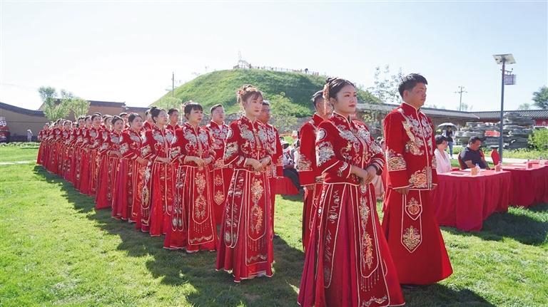 青年参加文明婚庆仪式