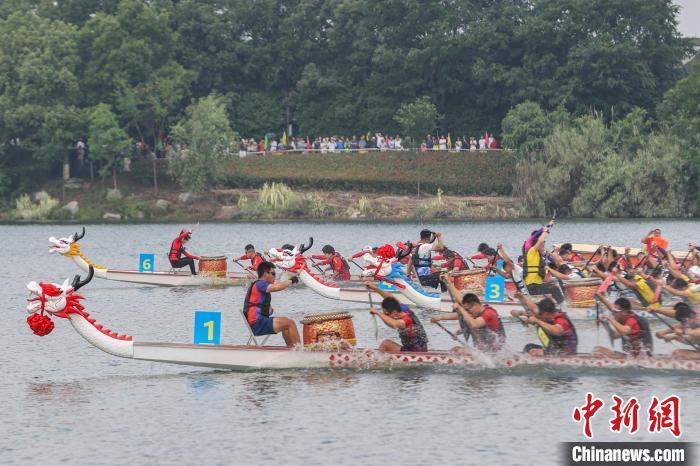 图为200米直道赛现场，各参赛队伍挥桨竞渡，展开激烈角逐。中新社记者 刘力鑫 摄