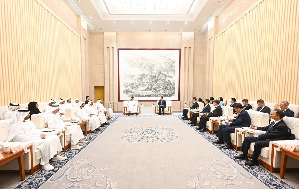 ▲5月22日下午，市委书记袁家军会见阿联酋阿治曼酋长国王储兼执行委员会主席谢赫阿马尔&middot;努艾米一行。记者 苏思 摄