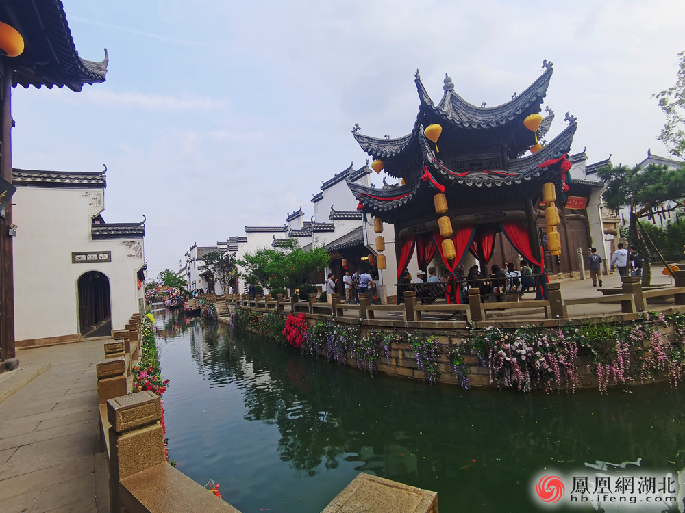 孝爱之地传承“楚韵国风” 50对新人在孝感举办中式集体婚礼