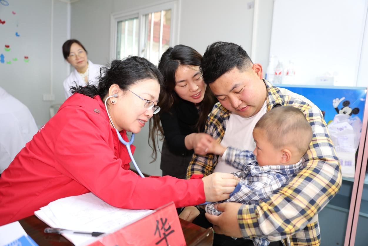 鄢华院长为孩子听诊检查