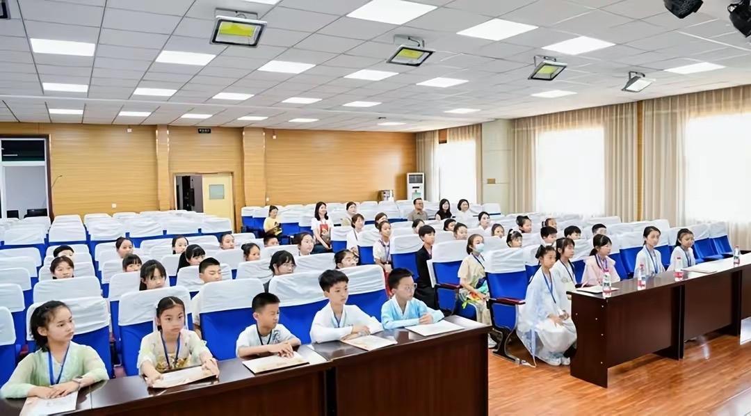 学员们聚精会神聆听“汉中故事”