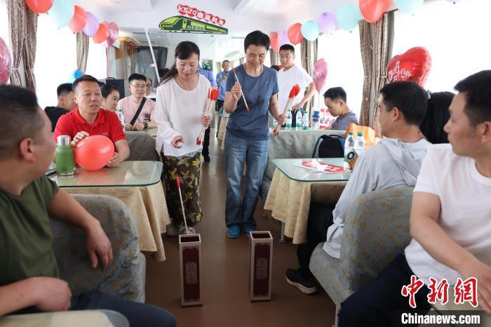 图为旅客在K520次列车主题车厢内互动娱乐。　彭宇锟 摄