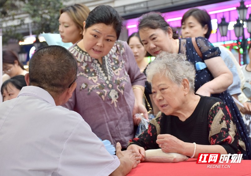 九芝堂中医专家现场为市民把脉。