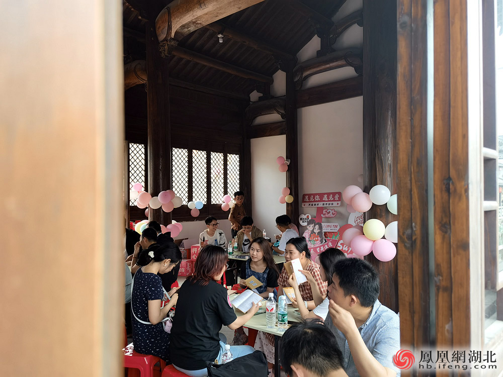 孝爱之地传承“楚韵国风” 50对新人在孝感举办中式集体婚礼