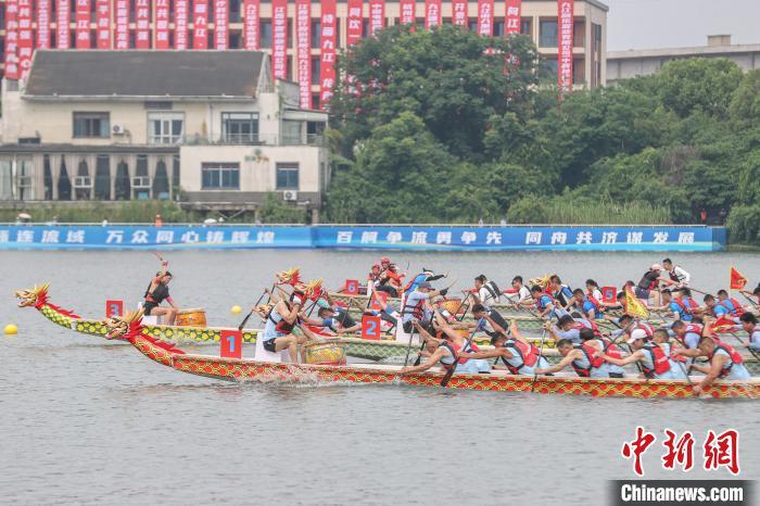 图为200米直道赛现场，各参赛队伍挥桨竞渡，展开激烈角逐。中新社记者 刘力鑫 摄