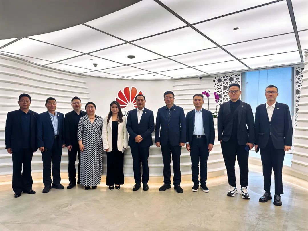 亚经协代表团在华为迪拜办公室交流合影