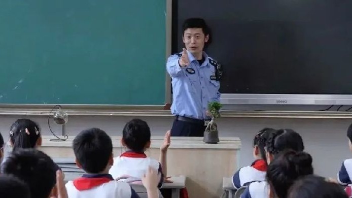 “请开门，我是警察，我打游戏全国16强！”
