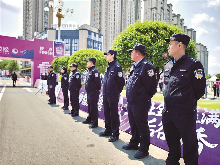 吉林市公安部门保障“吉马”赛事顺利进行。丁美佳 摄