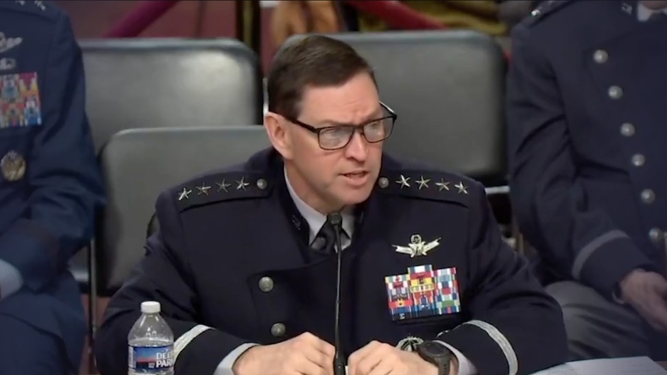 美军高官说中国现在可以使用机械臂抓住卫星，把它从轨道上拽下来还能再放回去，网友：好莱坞编剧跟你说的？