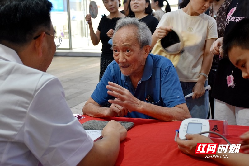 常德职业技术学院附属第一医院专家现场为市民义诊。