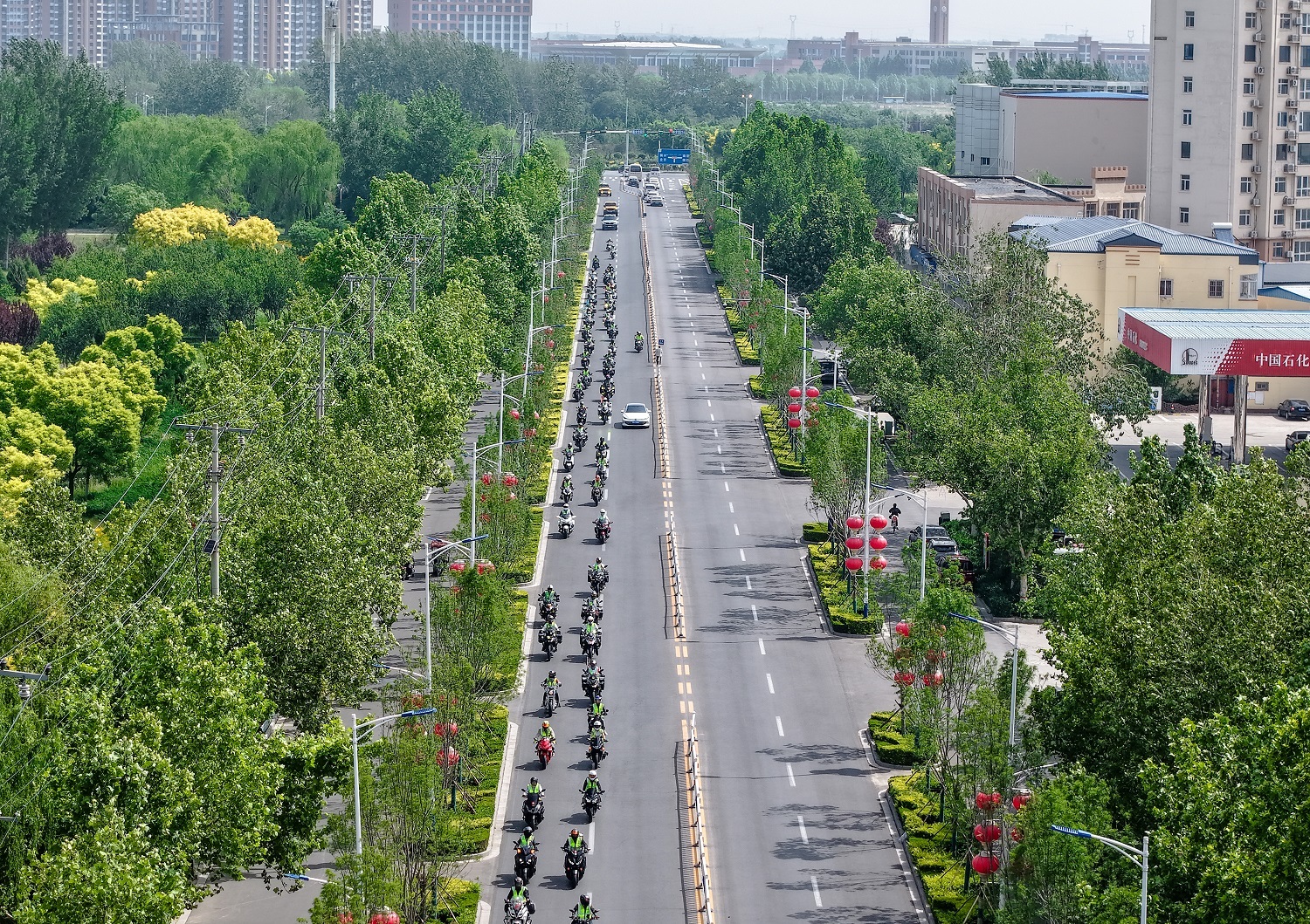5月18日，骑行车队经过衡水市冀州区金鸡大街（无人机照片）。王铁良 摄