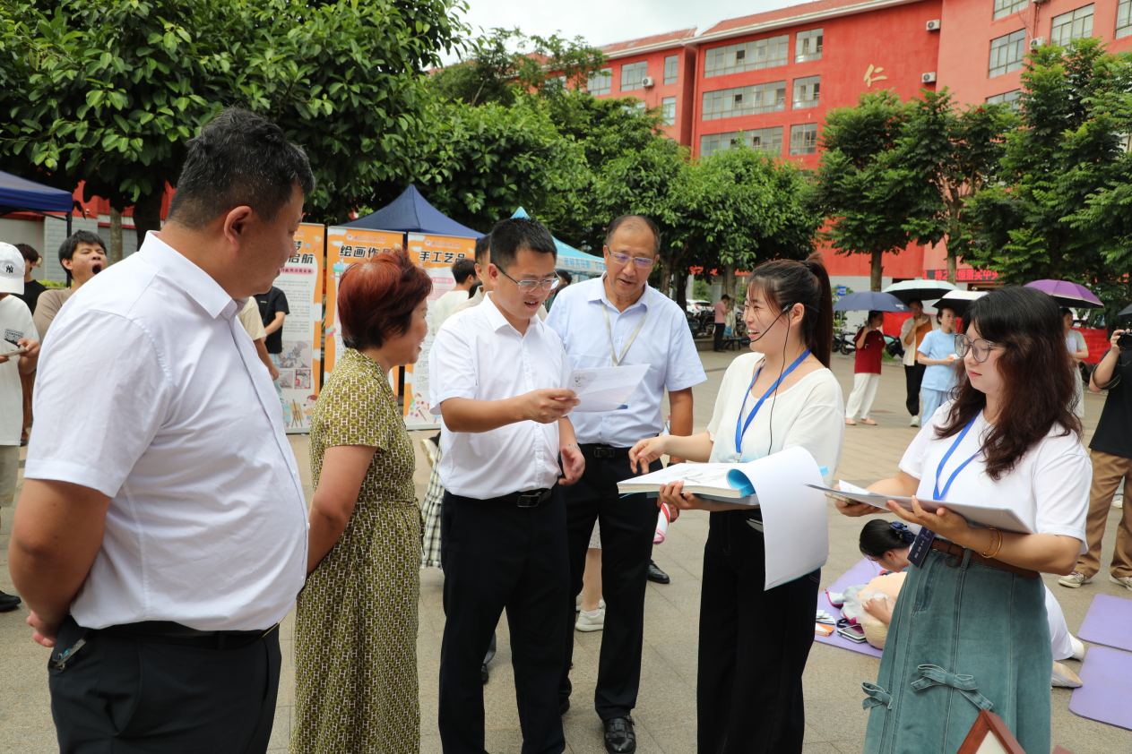 海南科技职业大学党委副书记、执行校长郑兵（左三）参观基础医学部学生展示的作品