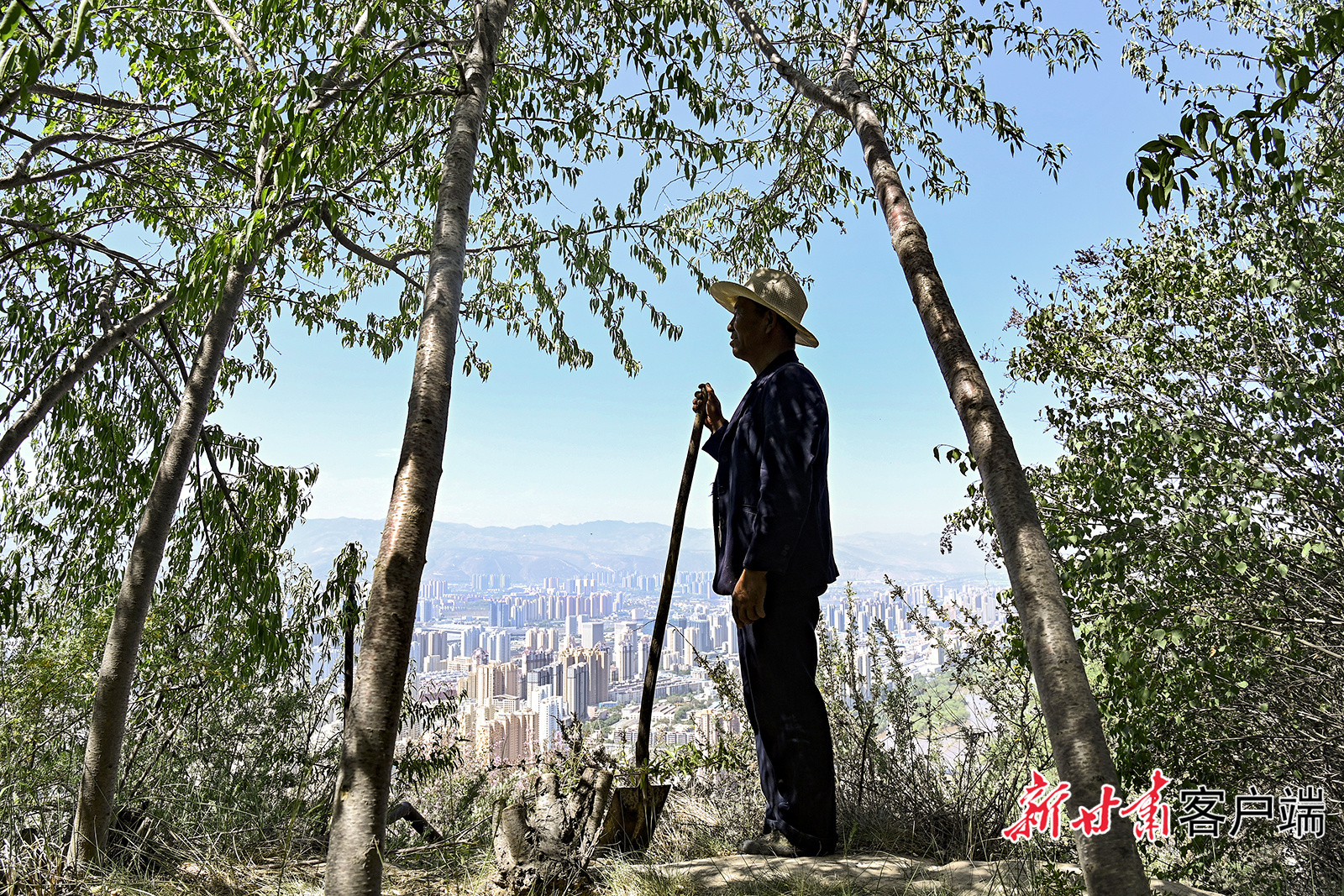 5月15日，兰州市南北两山环境绿化工程指挥部护林员宿师傅守护着自己种的小树茁壮成长。新甘肃·甘肃日报记者　郁婕