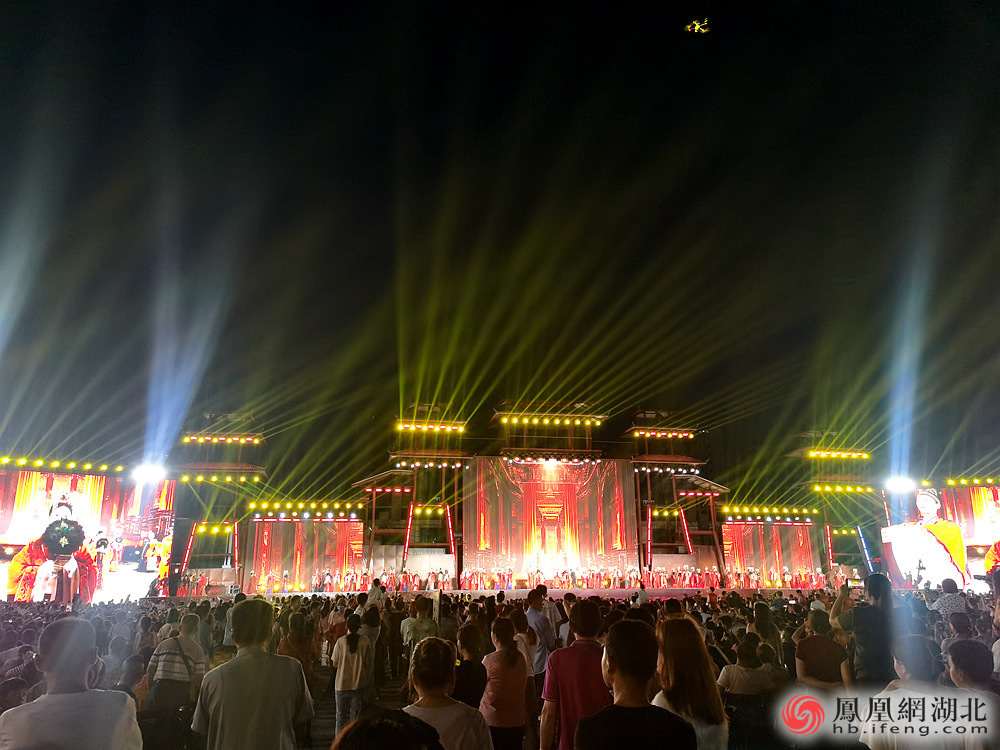 孝爱之地传承“楚韵国风” 50对新人在孝感举办中式集体婚礼