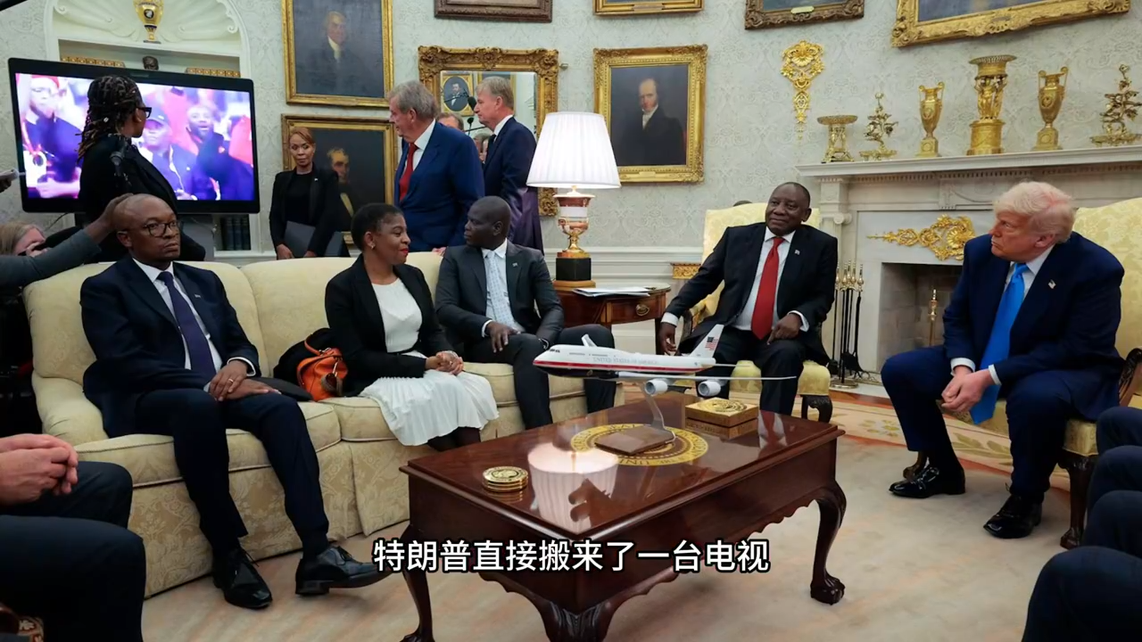 特朗普突袭南非总统，会晤现场播放视频指控南非“种族灭绝”？