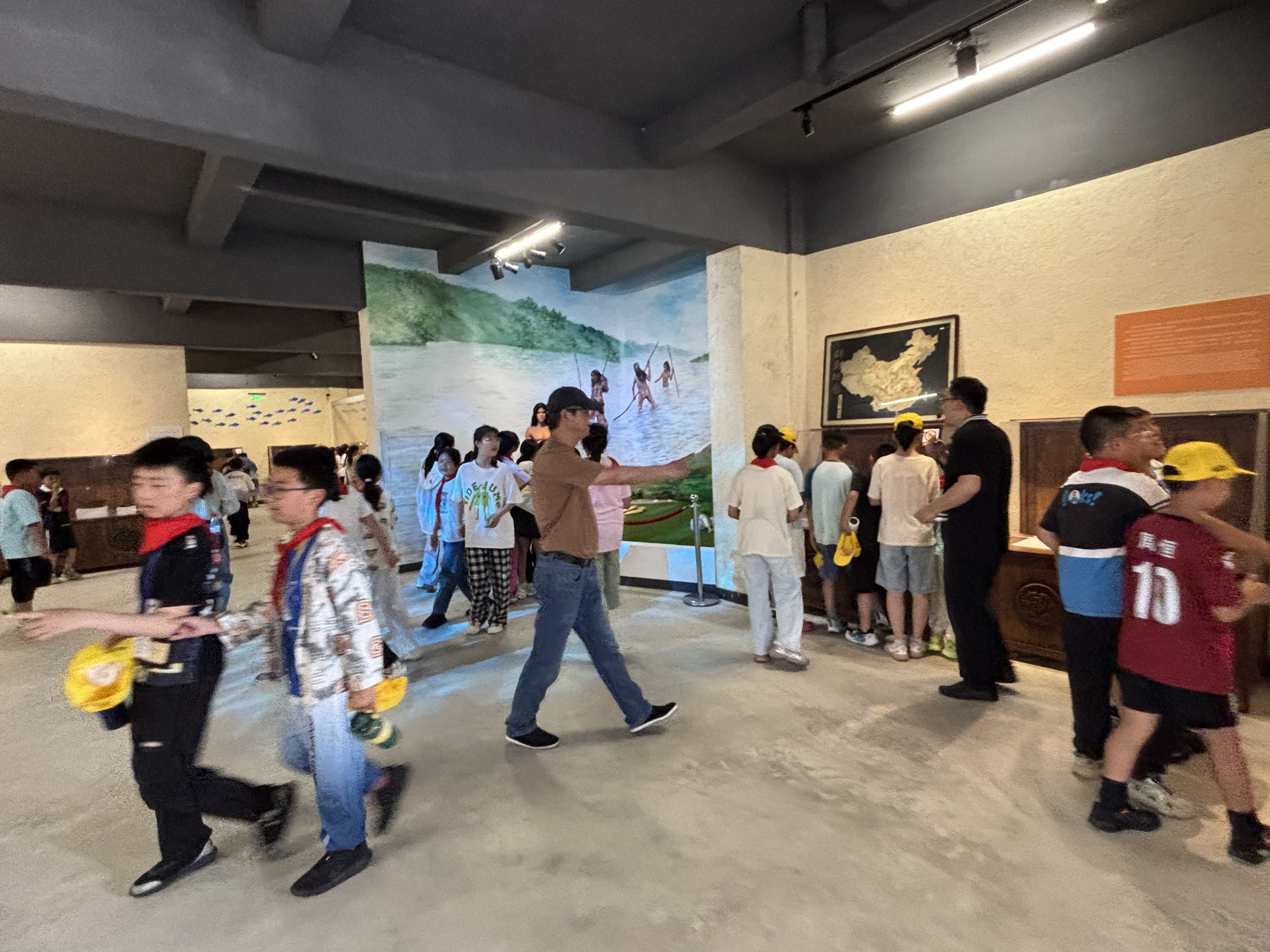 “鱼跃龙门”研学实践赋能乡村文明建设——咸祥镇开展"探秘鱼文化，巧手绘蔚蓝"主题研学活动