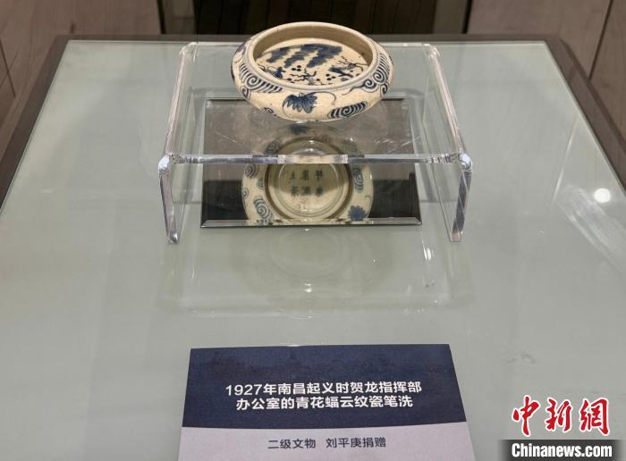 图为在南昌八一起义馆5月18日开展的临展《南昌八一起义纪念馆藏品征集成果展》中展出的红色文物。卢梦梦 摄