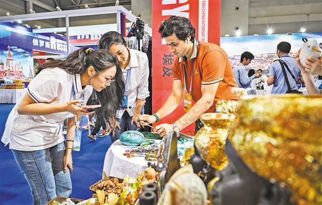 ▲观众在埃及展台了解产品。首席记者 龙帆 摄