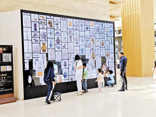 5月18日,游客在河北博物院参观。 本报记者 史晓多摄