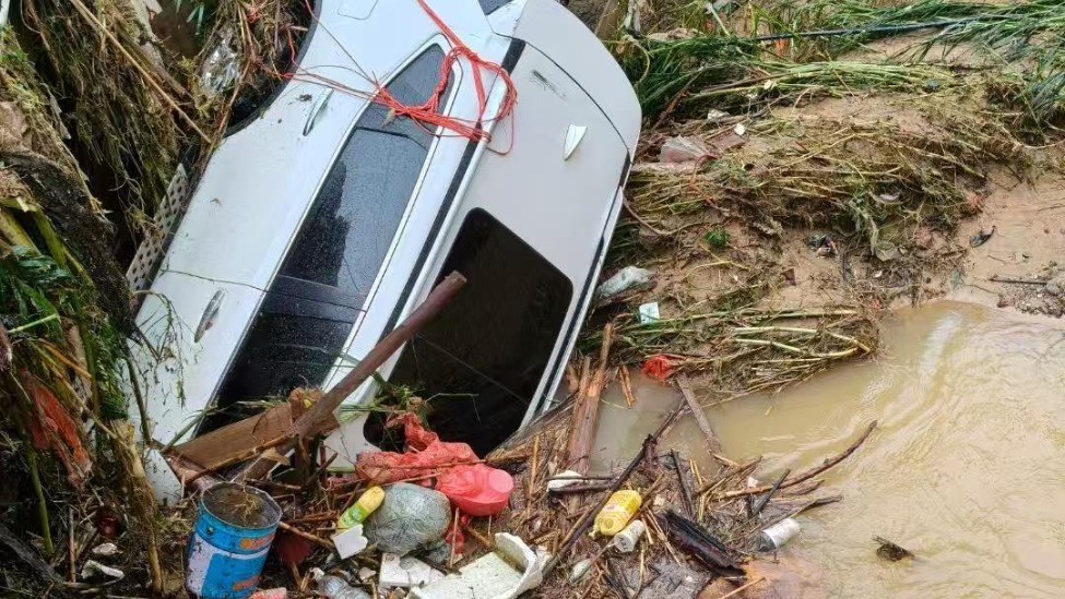 广西一地突降暴雨多车被冲走，居民：四十多岁没见过这么大的雨
