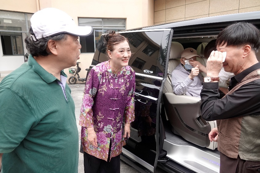 众人与沈老话别有太多不舍。右为刘芳芳，中为尤建萍，左为本文作者