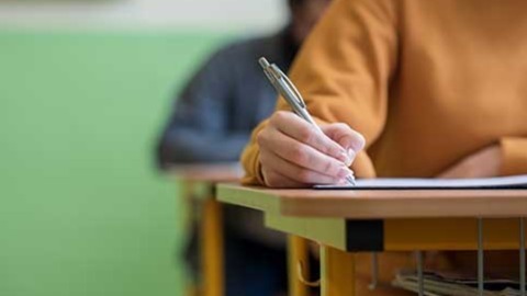 一边论文造假，一边崩溃频发：起底中国学术圈的“逐底竞争”