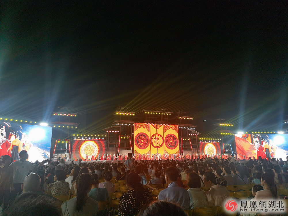 孝爱之地传承“楚韵国风” 50对新人在孝感举办中式集体婚礼