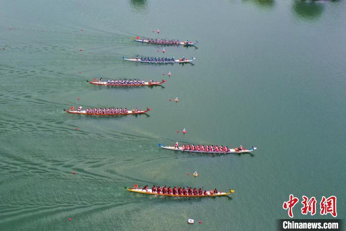 图为200米直道赛现场，各参赛队伍挥桨竞渡，展开激烈角逐。(无人机照片)中新社记者 刘占昆 摄