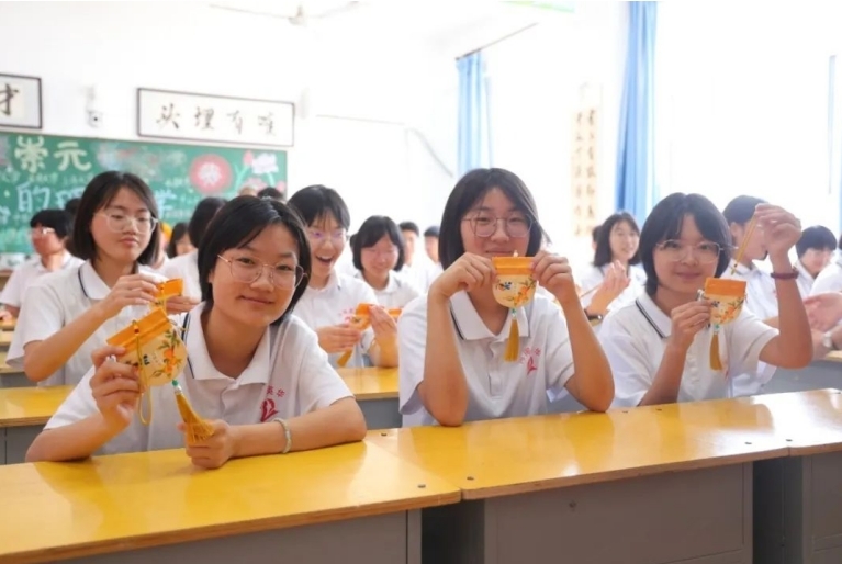 河间英华学校：教室变成“迷你杏林馆”