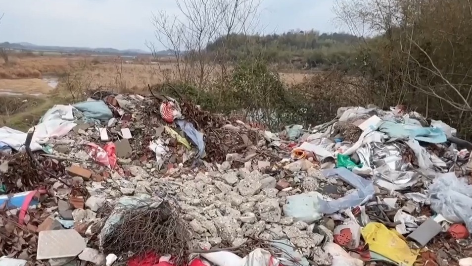 央视曝光永久基本农田沦为垃圾场：当地整改仅是在表面覆盖一层土