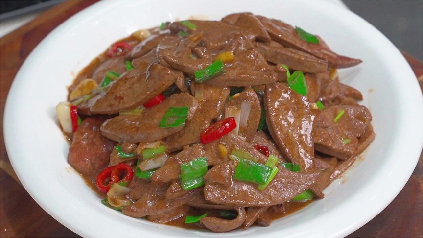 炒猪肝有人焯水，有人过油，都做错了，原来饭店大厨是这样做的