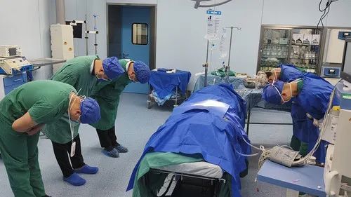 ▲器官获取手术前医生进行默哀 图/ 受访单位提供