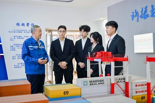 许振超与振超班学生交流