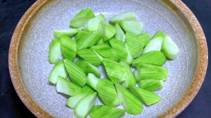 天热要多吃丝瓜，教你一个神仙吃法，出锅全家都爱吃，营养又美味