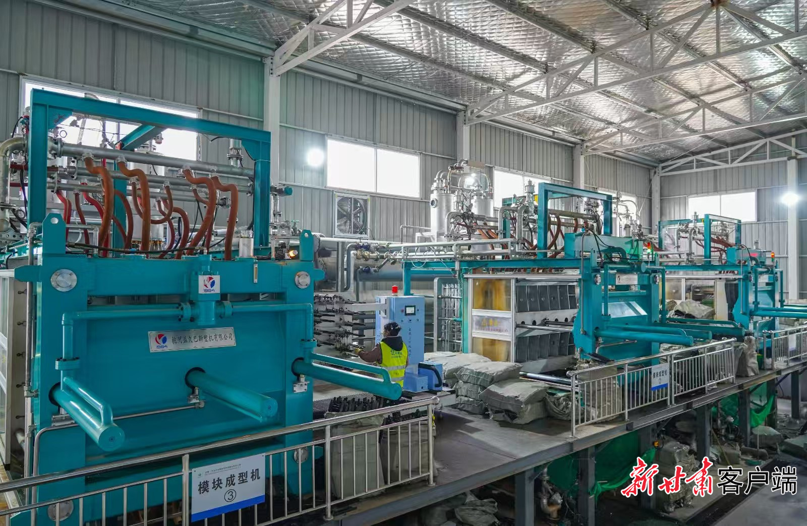 天水未来居新型环保建材有限公司生产车间 (图片由秦安县融媒体中心提供)