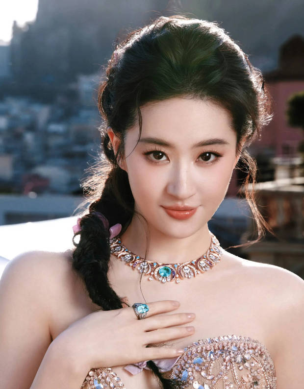搜狐娱乐讯 5月20日,刘亦菲一组美照释出,照片中她穿闪钻裸色抹胸裙温柔优雅,侧编麻花造型明媚俏皮。
