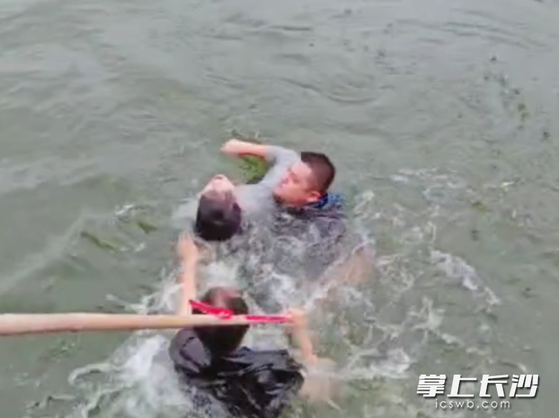 众人将落水者救起。视频截图