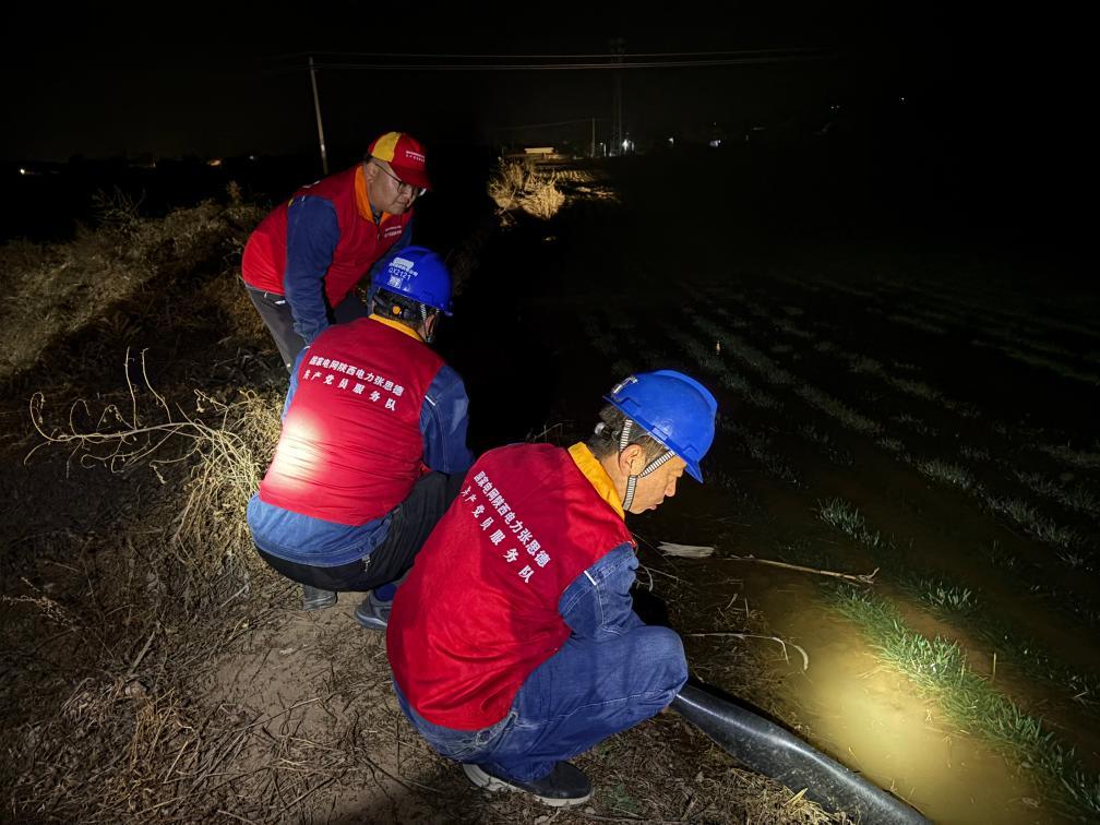 图为国网乾县供电公司员工连夜在乾县城关街道吴村排查农灌设备安全隐患。高一清 摄